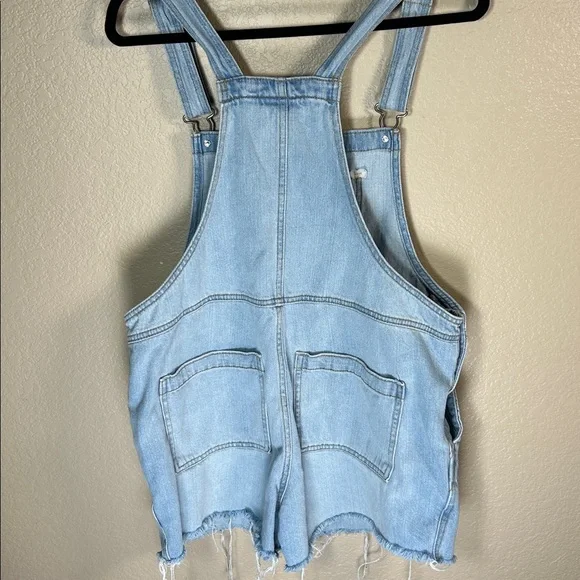 Universal Thread Denim Short Overalls | Light Wash | Size 10 - Picture 3 of 3